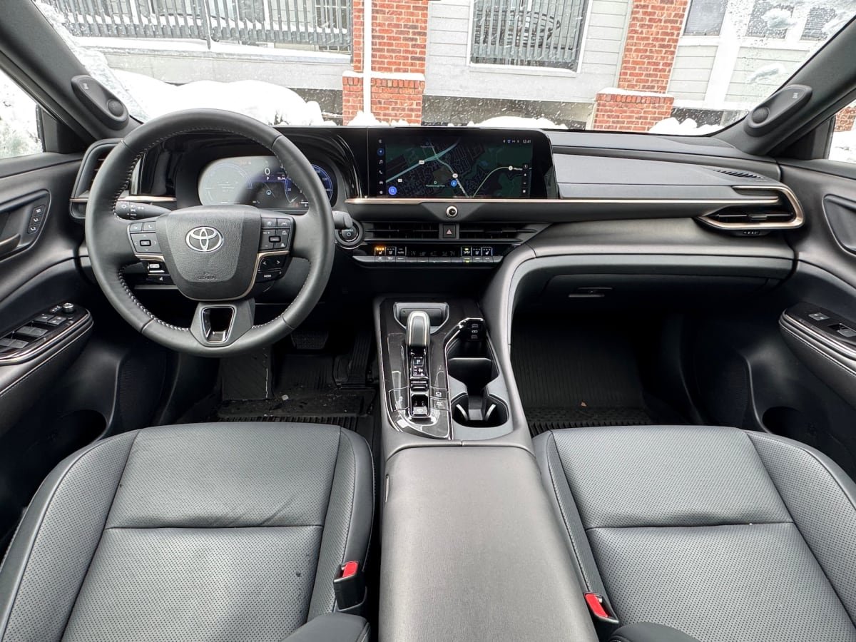 2025_Toyota_Crown_front_interior_drrhrp